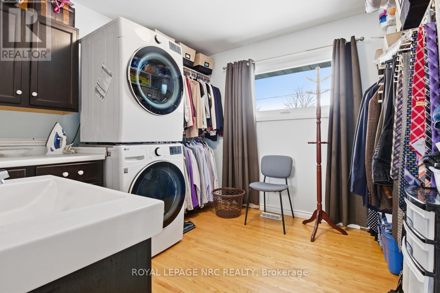 












14 TERRACE AVENUE

,
Welland (Broadway),




Ontario
L3C2C4

