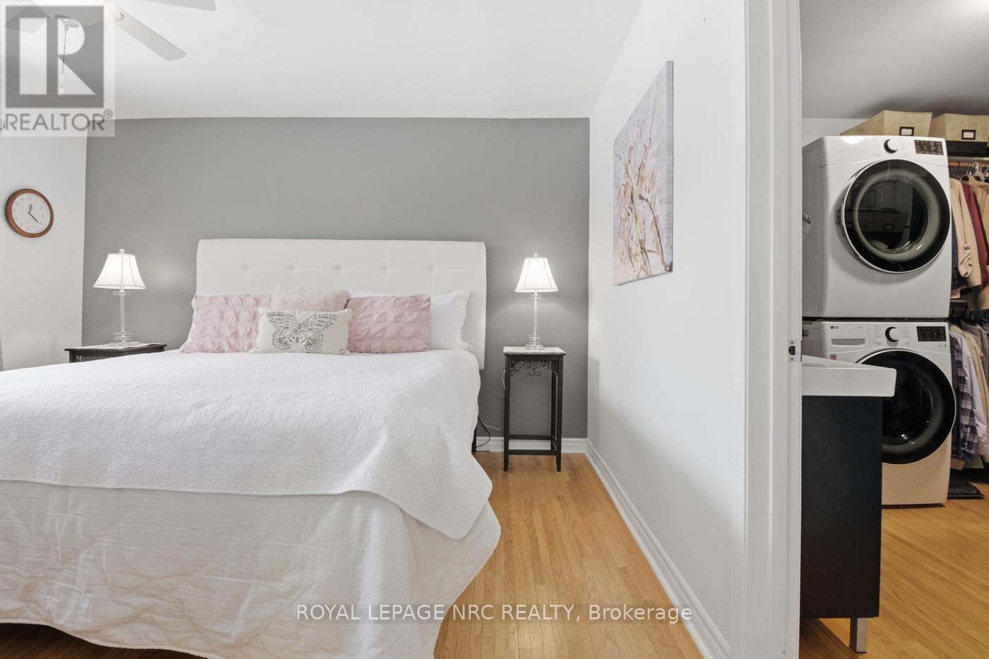 












14 TERRACE AVENUE

,
Welland (Broadway),




Ontario
L3C2C4

