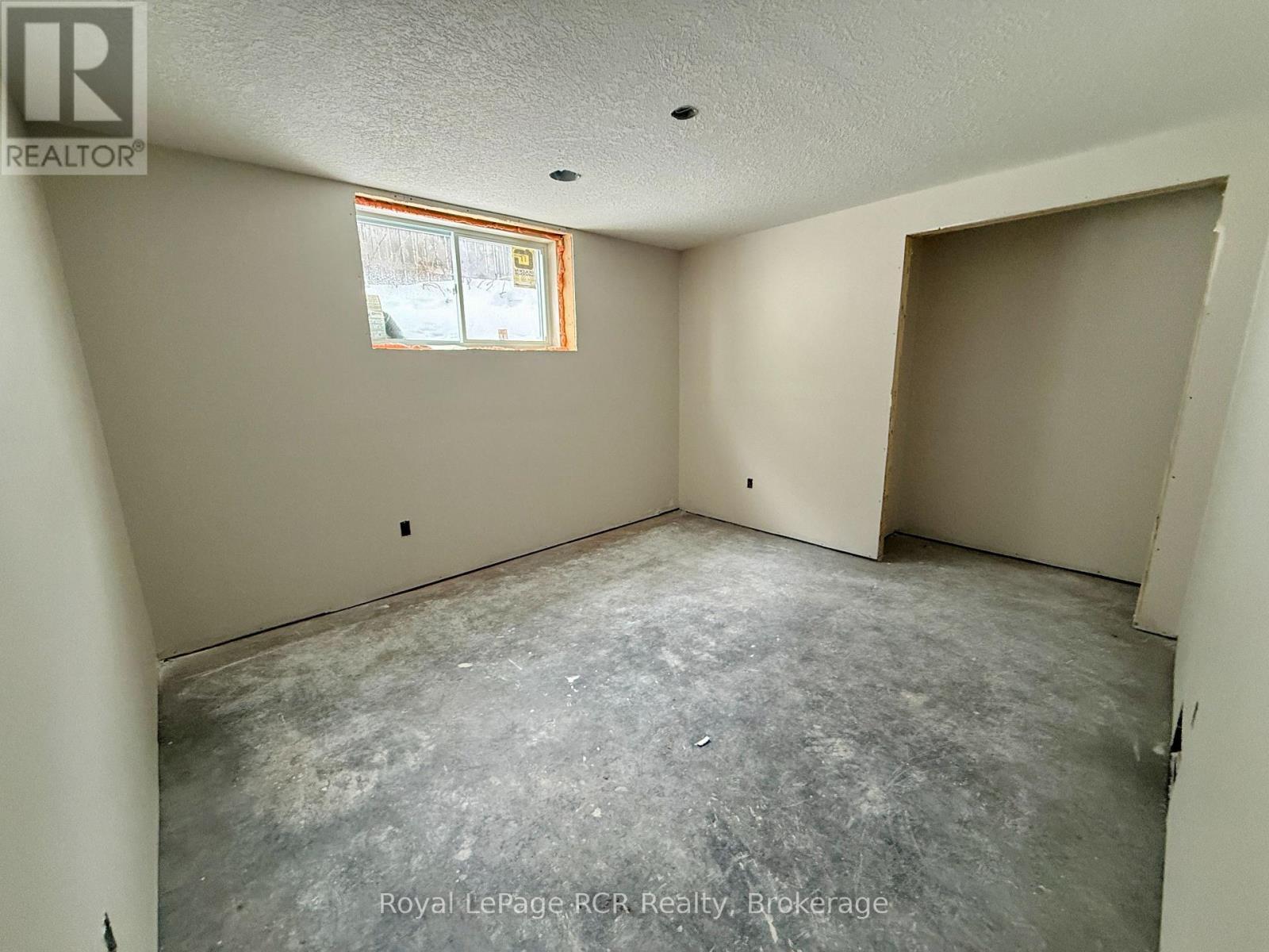 












86 GRIFFITH STREET

,
Brockton,




Ontario
N0G2V0

