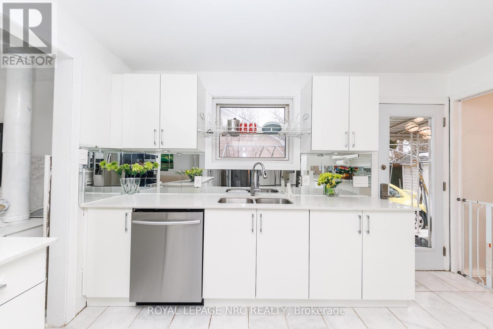 












7 VERA STREET

,
St. Catharines (Western Hill),




Ontario
L2S1C3

