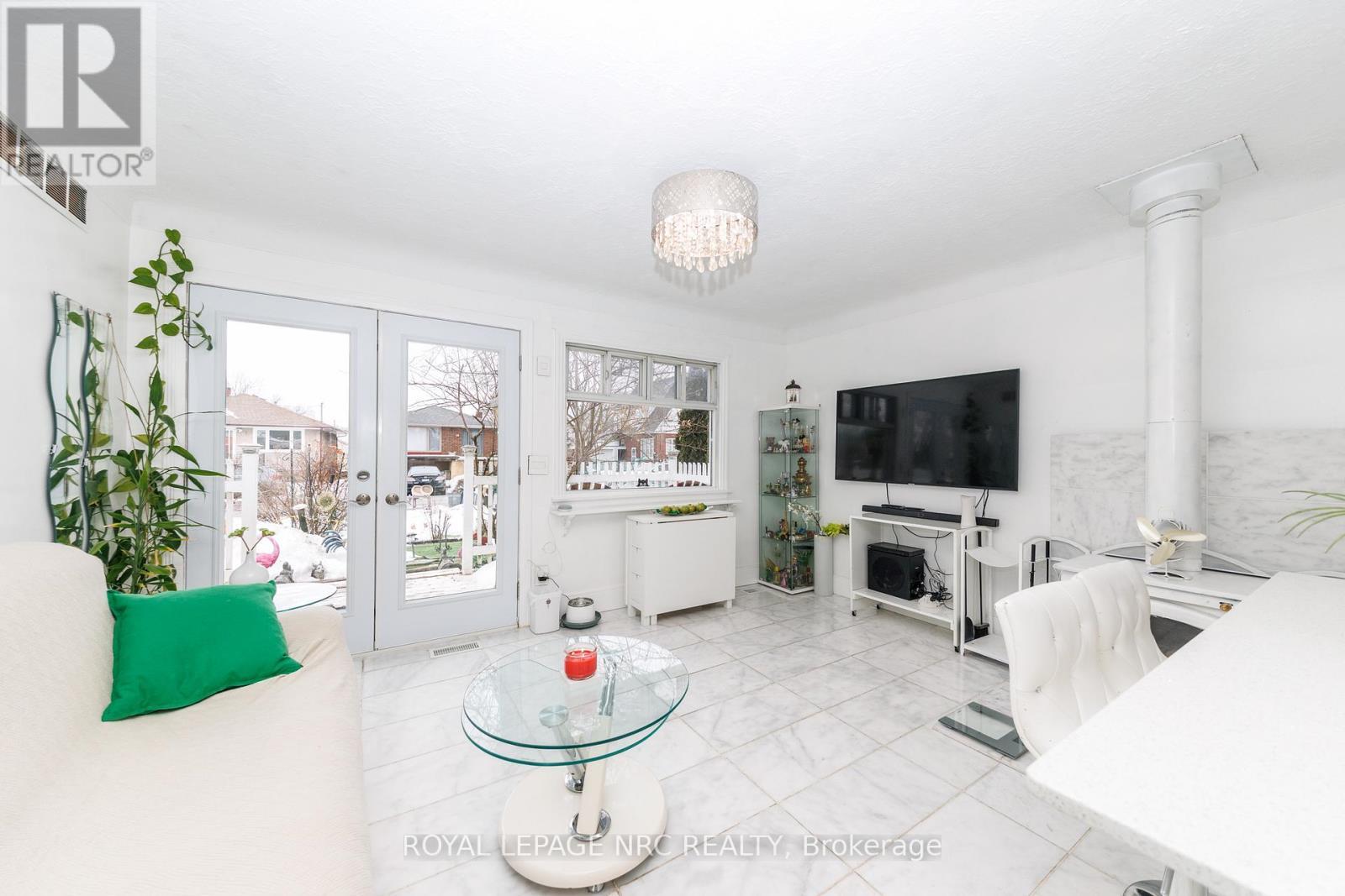 












7 VERA STREET

,
St. Catharines (Western Hill),




Ontario
L2S1C3

