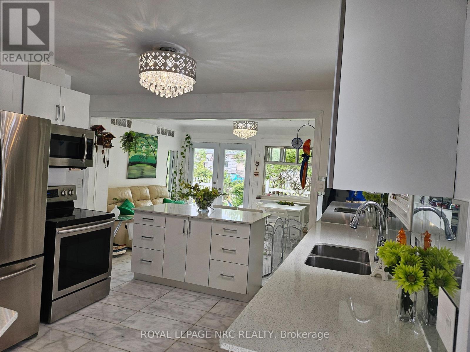 












7 VERA STREET

,
St. Catharines (Western Hill),




Ontario
L2S1C3

