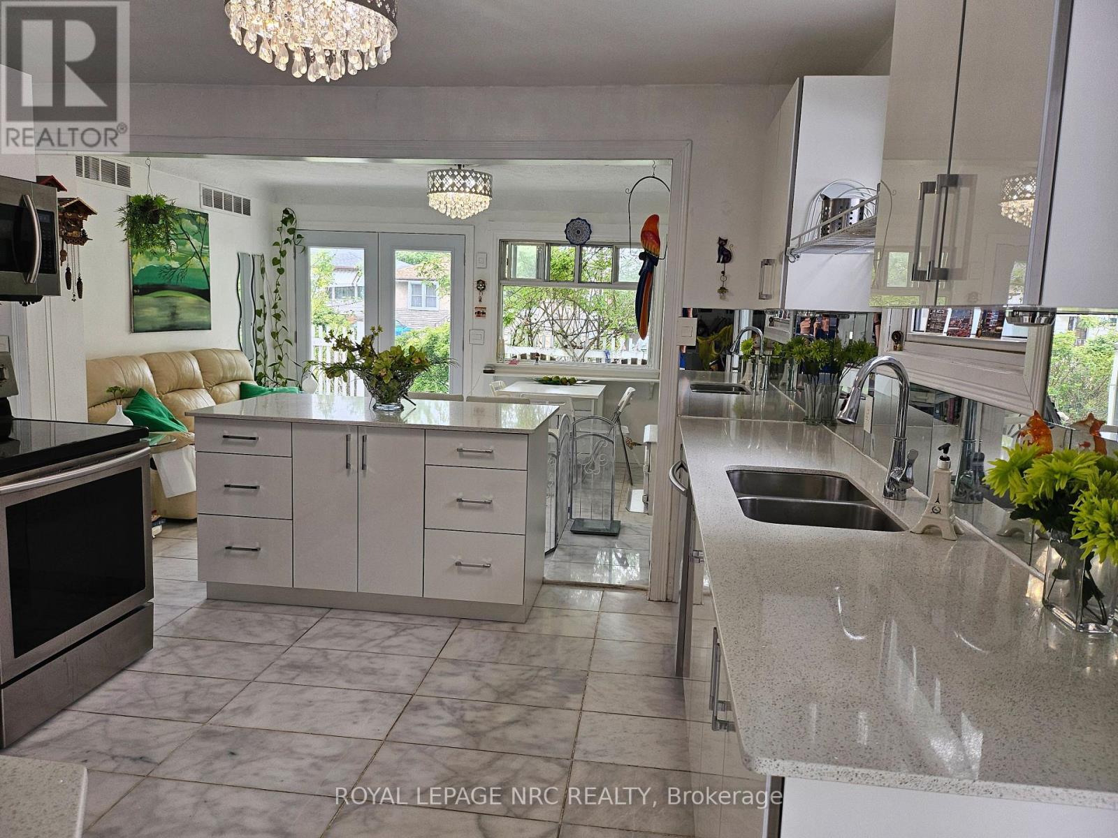 












7 VERA STREET

,
St. Catharines (Western Hill),




Ontario
L2S1C3

