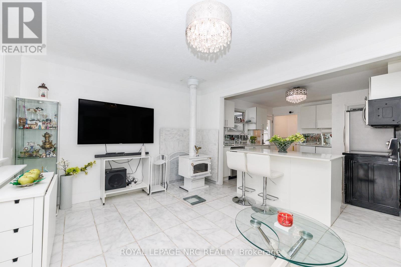 












7 VERA STREET

,
St. Catharines (Western Hill),




Ontario
L2S1C3

