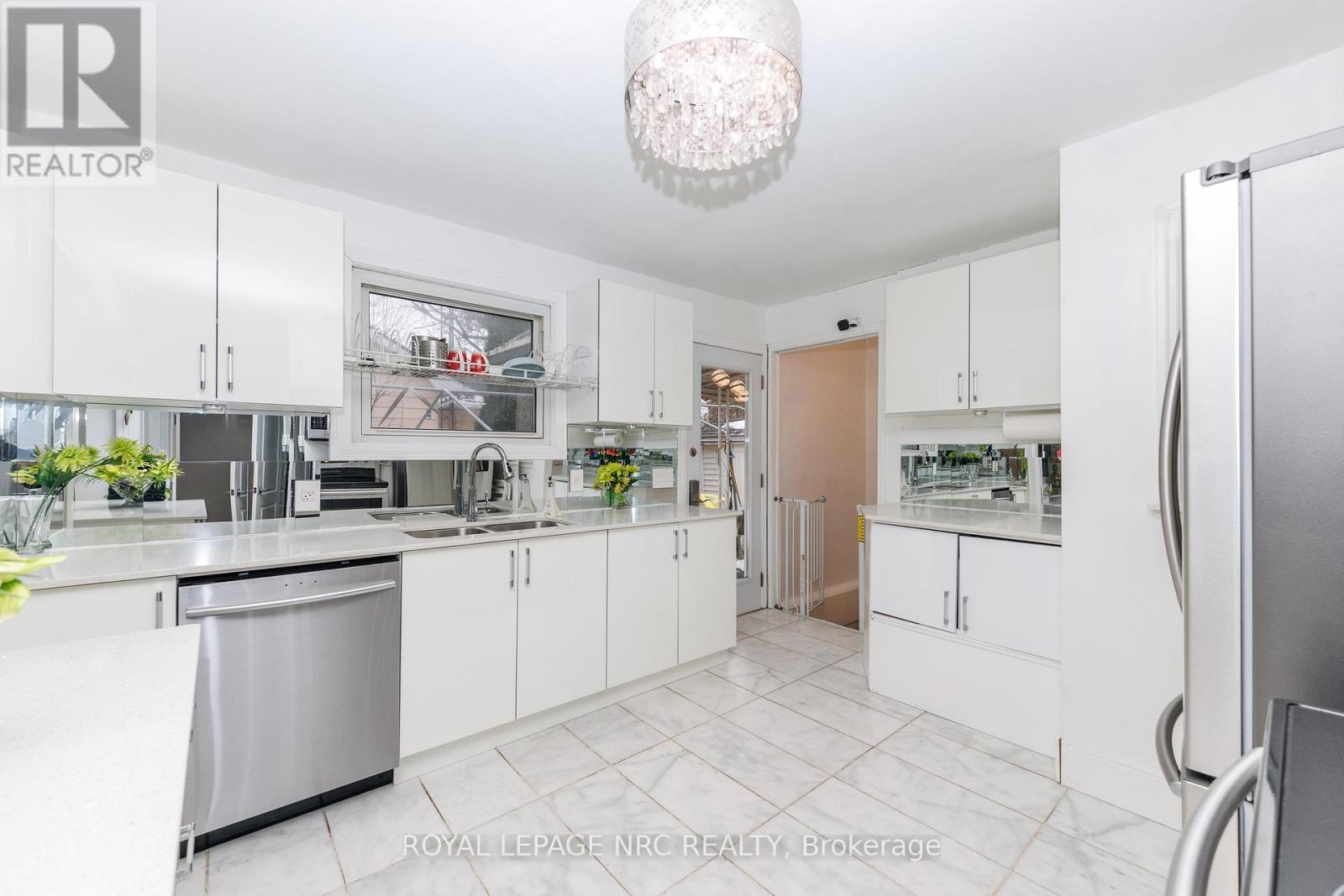 












7 VERA STREET

,
St. Catharines (Western Hill),




Ontario
L2S1C3

