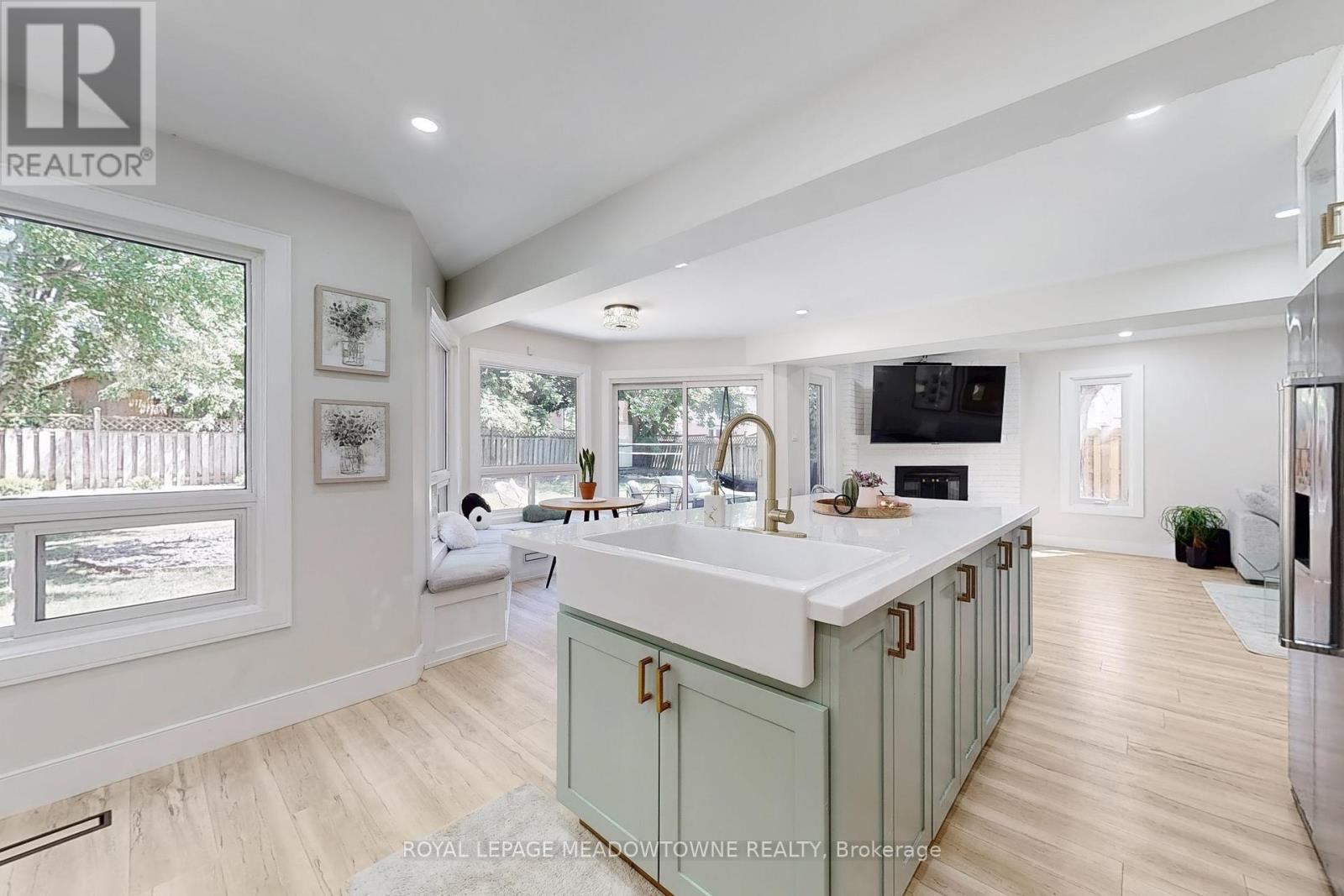 












365 CELTIC DRIVE

,
Hamilton,




Ontario
L8E4N1

