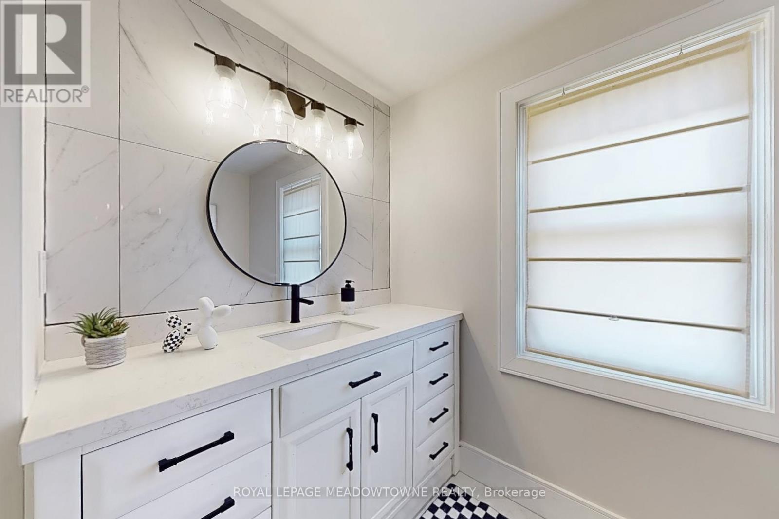 












365 CELTIC DRIVE

,
Hamilton,




Ontario
L8E4N1

