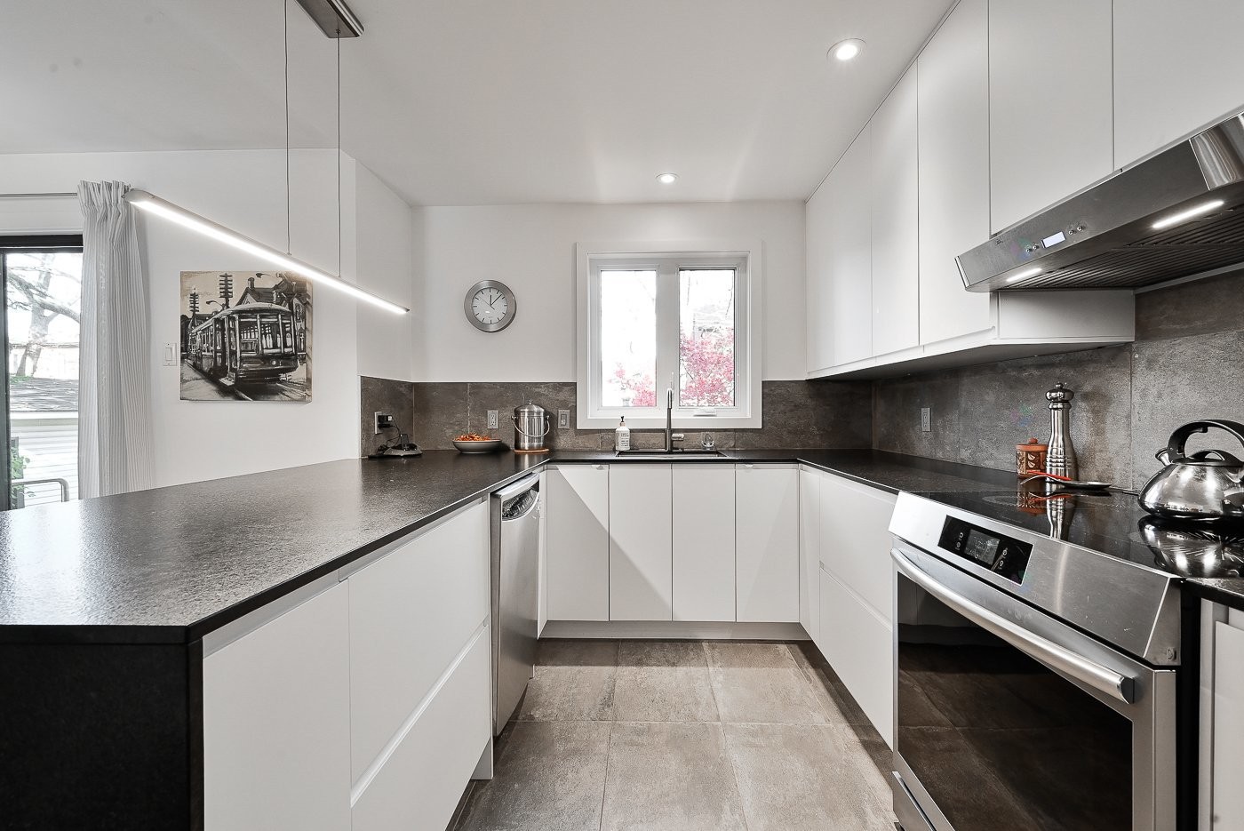 









654


Av. Pine

,
Saint-Lambert,




QC
J4P2P5

