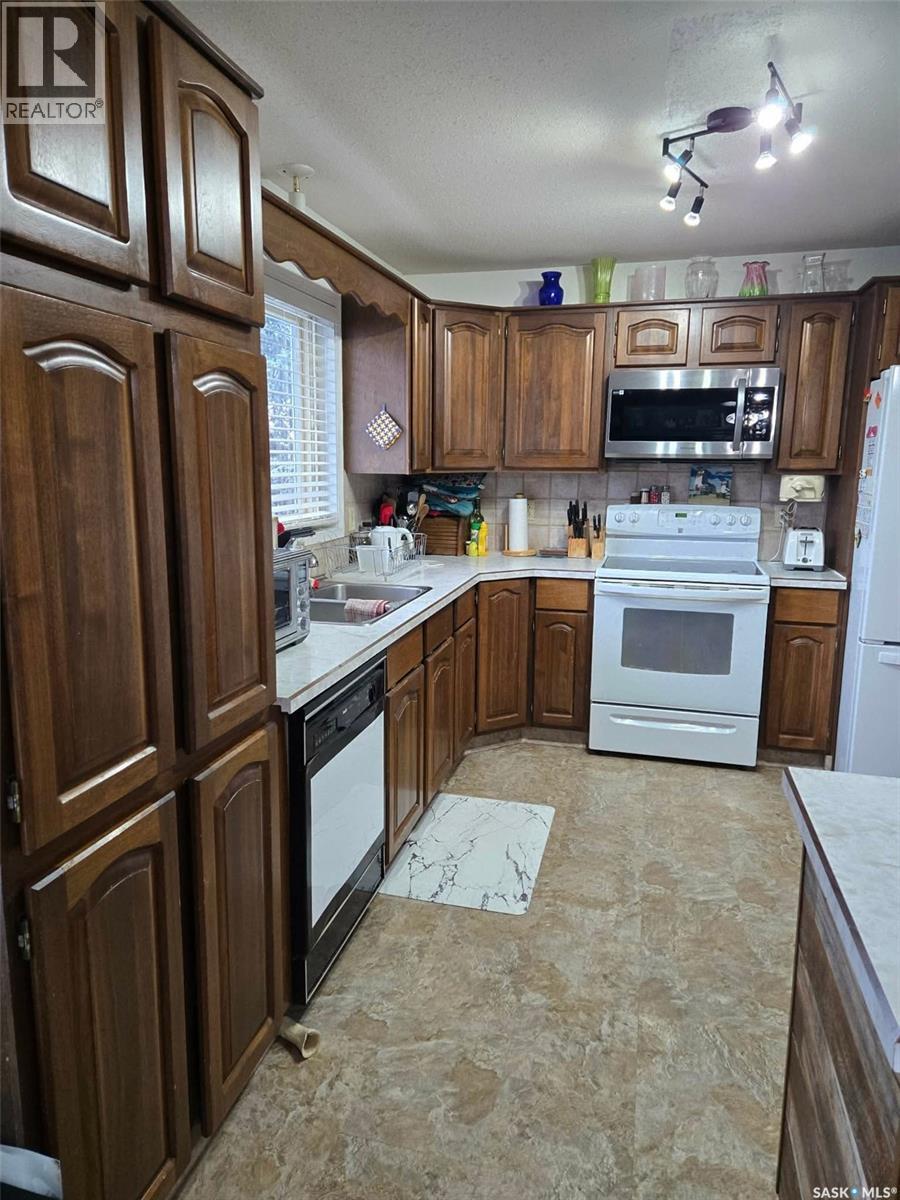 












101 3rd STREET W

,
Leader,




Saskatchewan
S0N1H0

