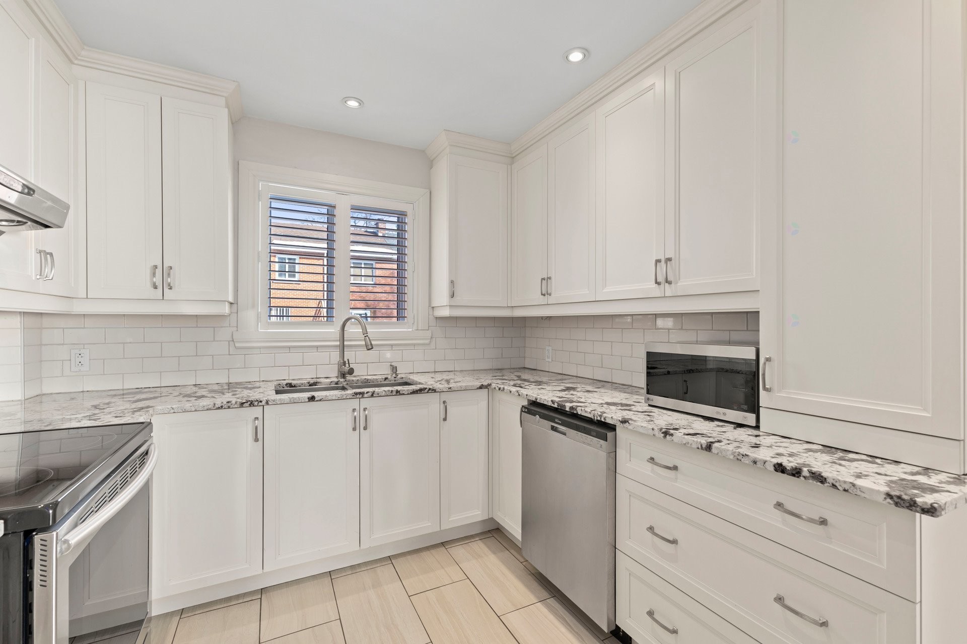 









325


Rue Gratton

,
Montréal (Saint-Laurent),




QC
H4M2C8

