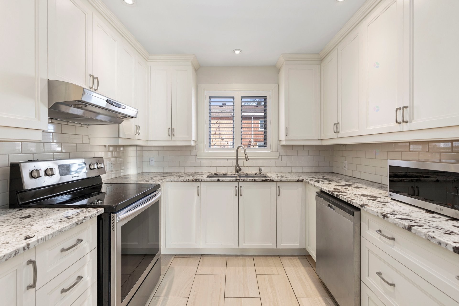 









325


Rue Gratton

,
Montréal (Saint-Laurent),




QC
H4M2C8

