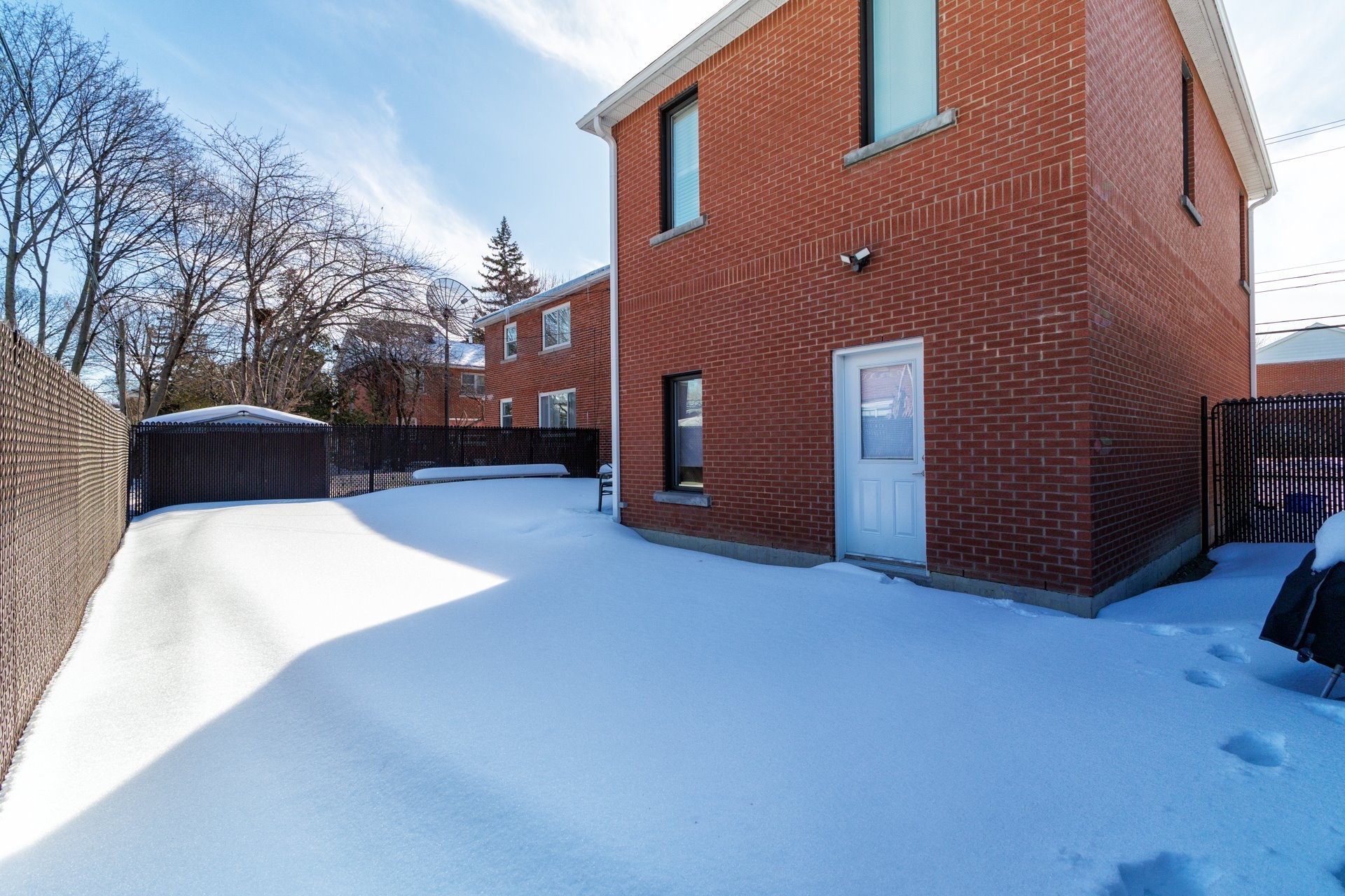 









325


Rue Gratton

,
Montréal (Saint-Laurent),




QC
H4M2C8

