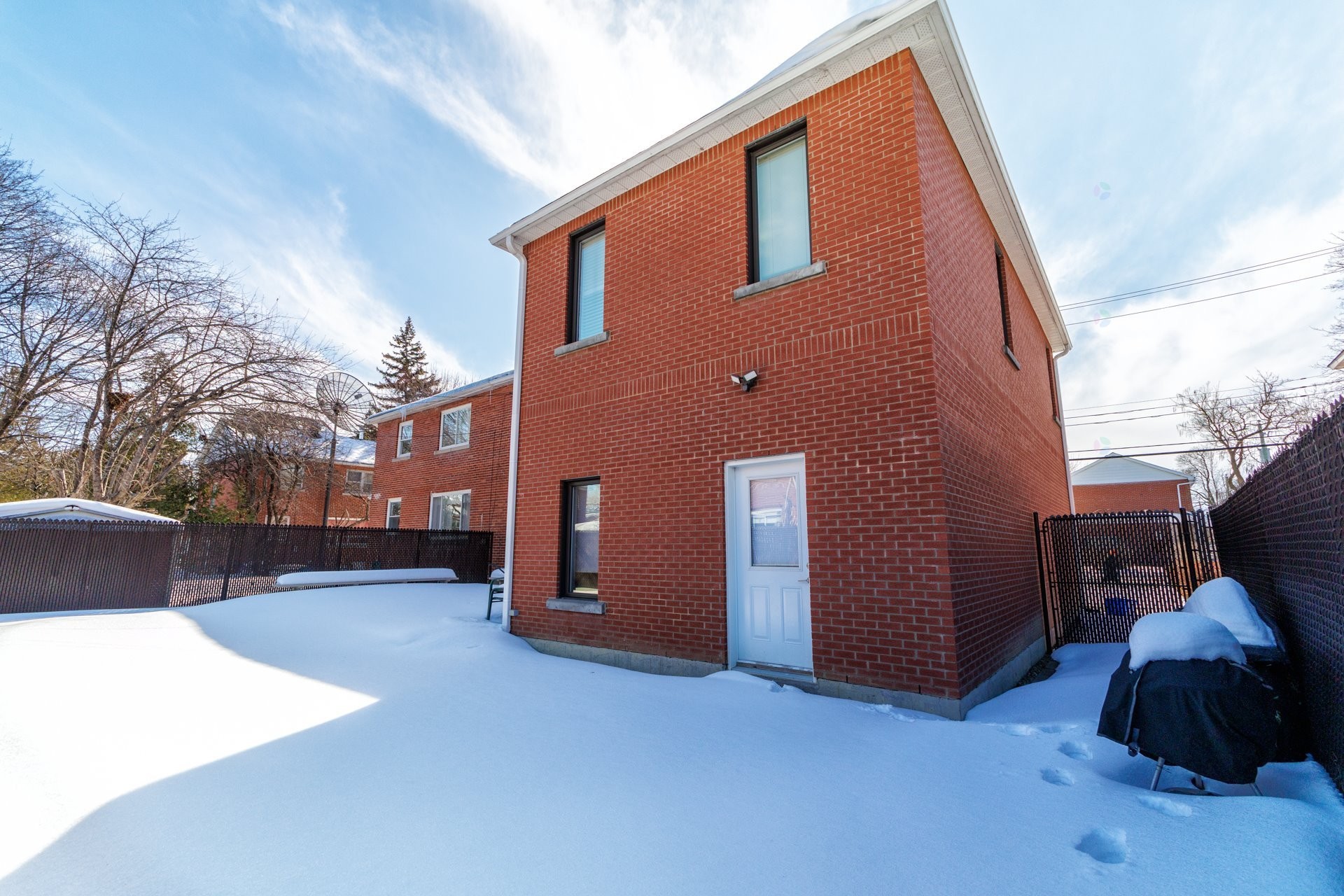 









325


Rue Gratton

,
Montréal (Saint-Laurent),




QC
H4M2C8

