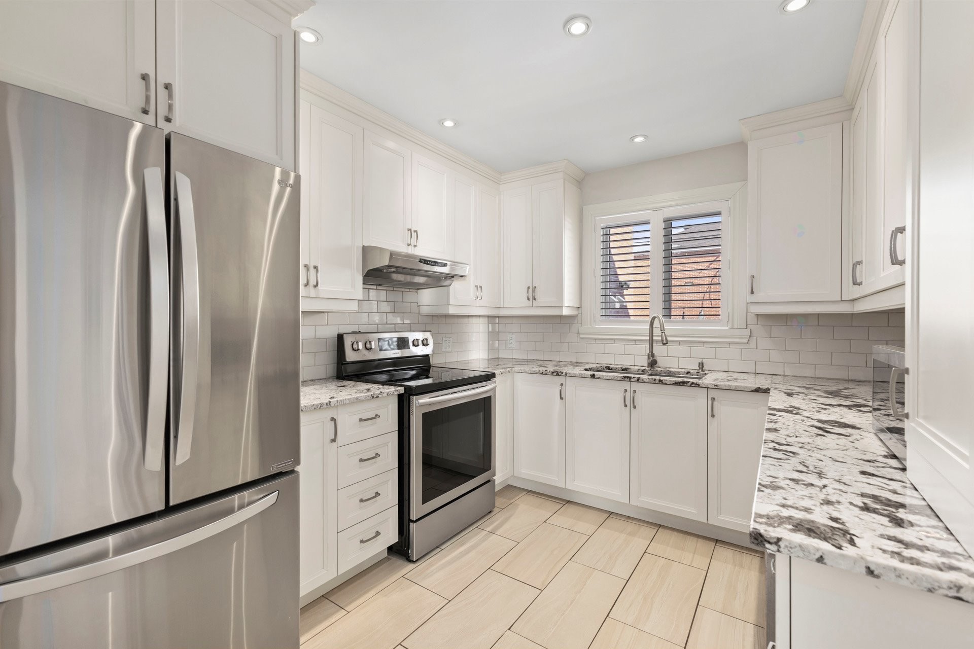 









325


Rue Gratton

,
Montréal (Saint-Laurent),




QC
H4M2C8

