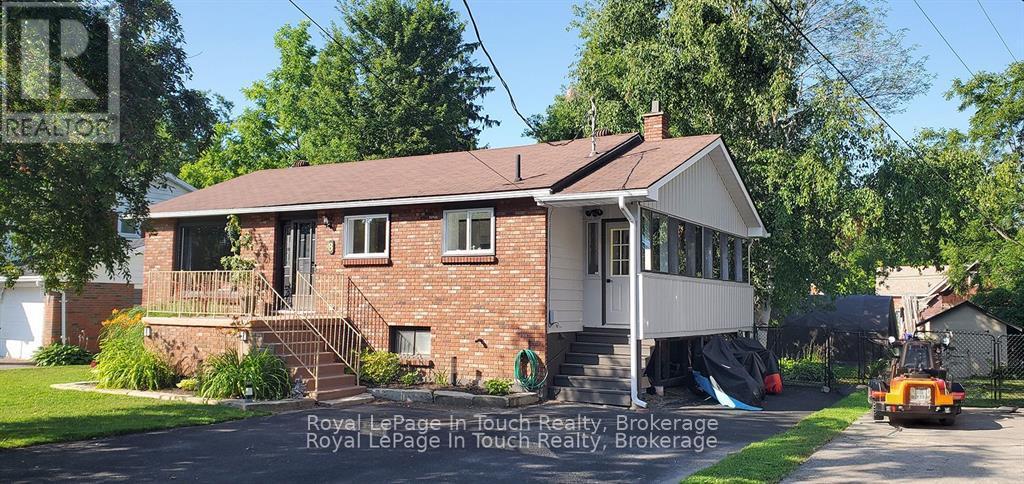 












8 CYRIL MARTIN PLACE

,
Severn (Coldwater),




Ontario
L0K1E0

