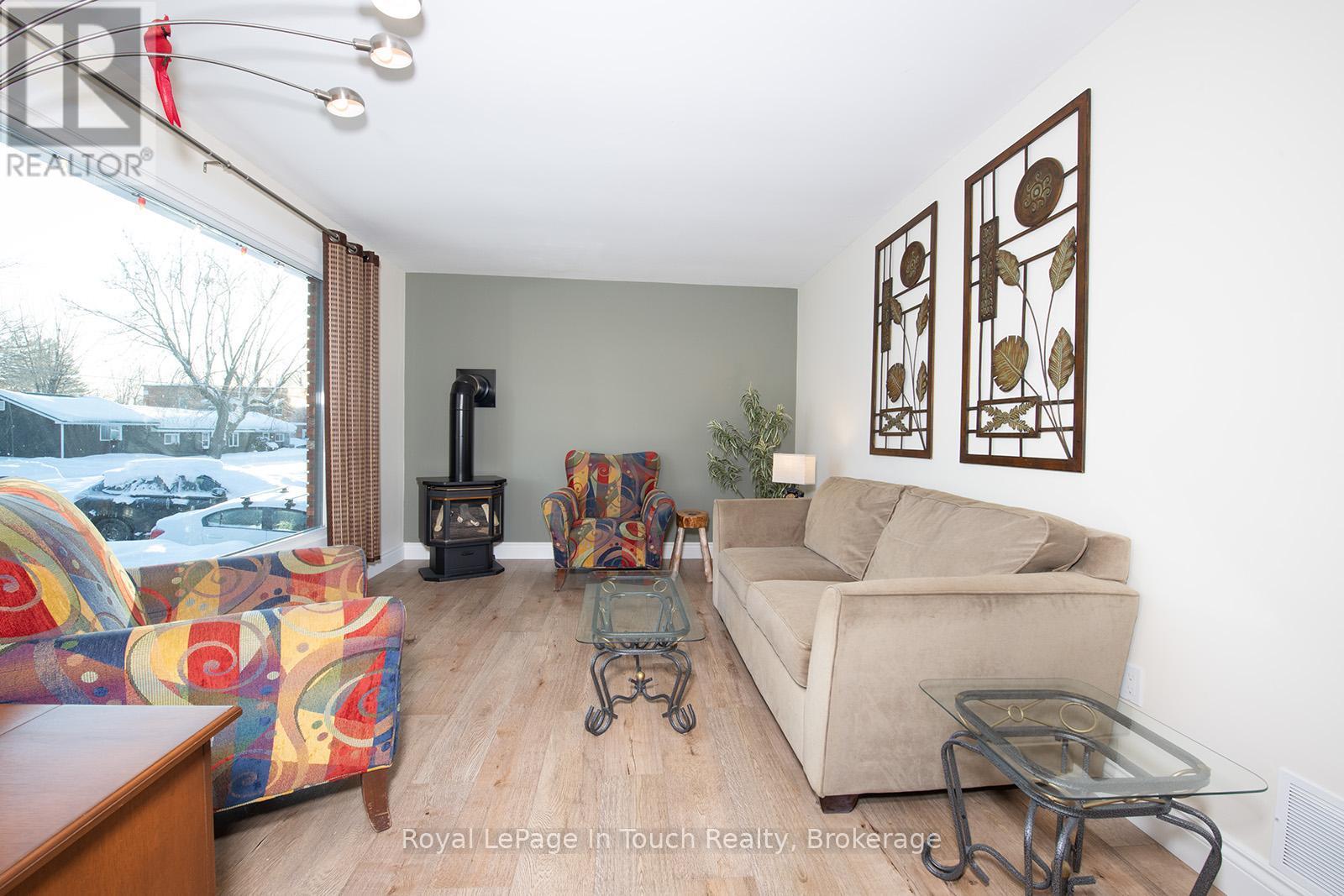 












8 CYRIL MARTIN PLACE

,
Severn (Coldwater),




Ontario
L0K1E0

