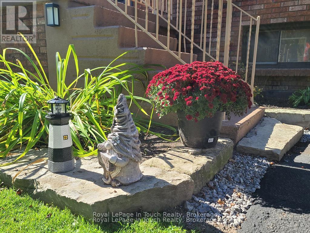 












8 CYRIL MARTIN PLACE

,
Severn (Coldwater),




Ontario
L0K1E0

