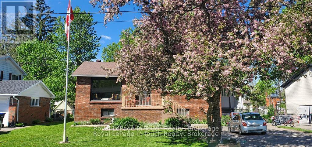 












8 CYRIL MARTIN PLACE

,
Severn (Coldwater),




Ontario
L0K1E0

