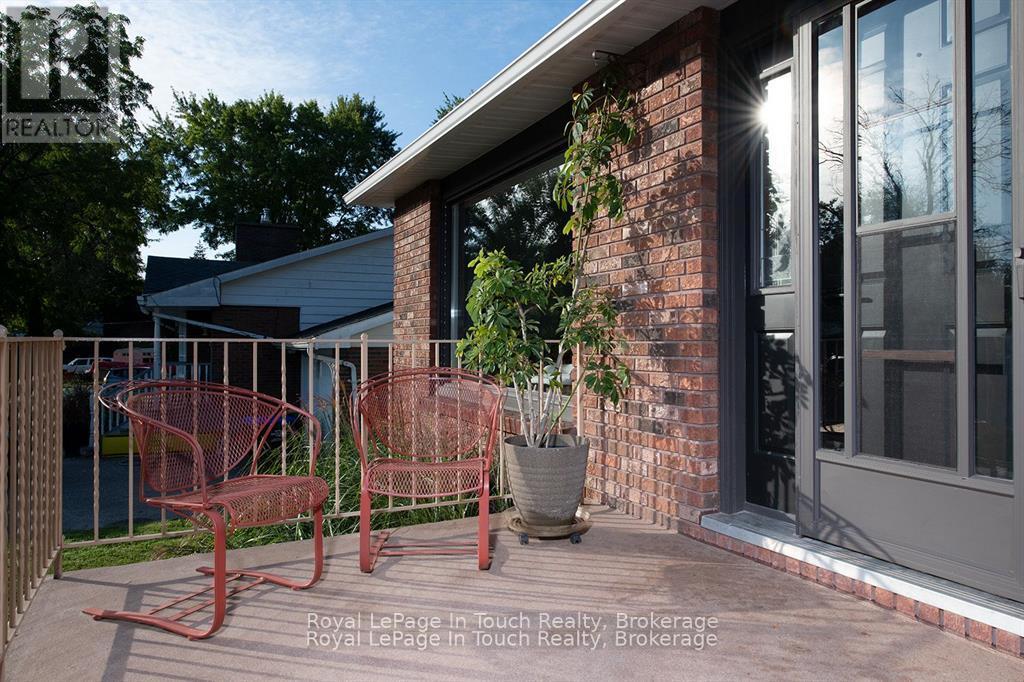 












8 CYRIL MARTIN PLACE

,
Severn (Coldwater),




Ontario
L0K1E0

