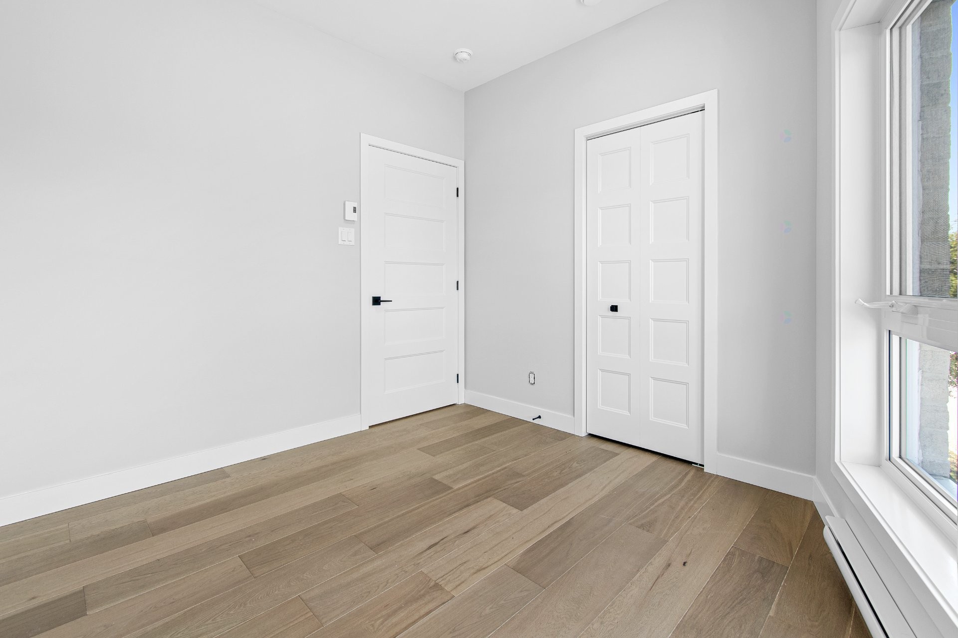 









696


79e Avenue

,
Laval (Chomedey),




QC
H7V3H9

