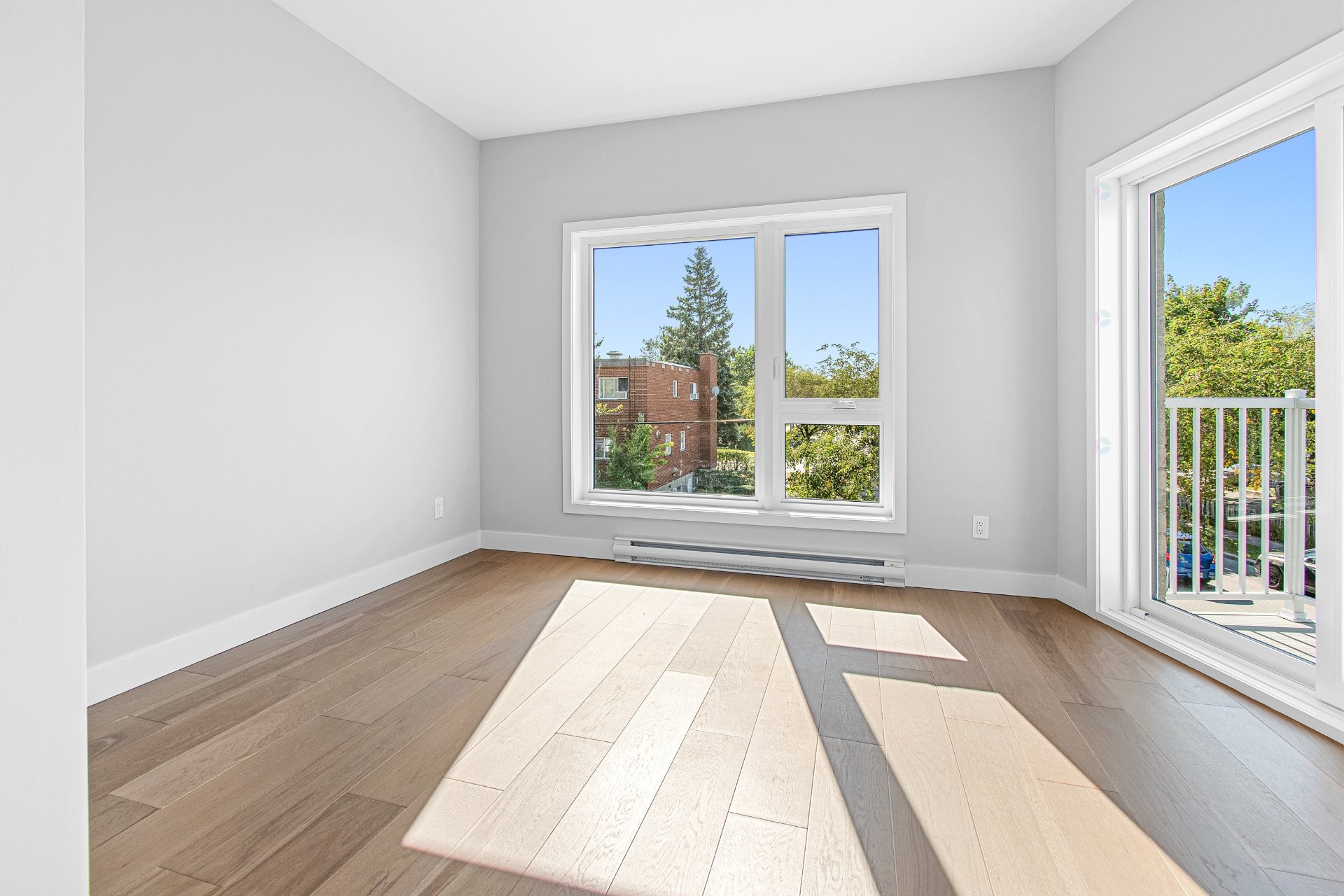 









696


79e Avenue

,
Laval (Chomedey),




QC
H7V3H9

