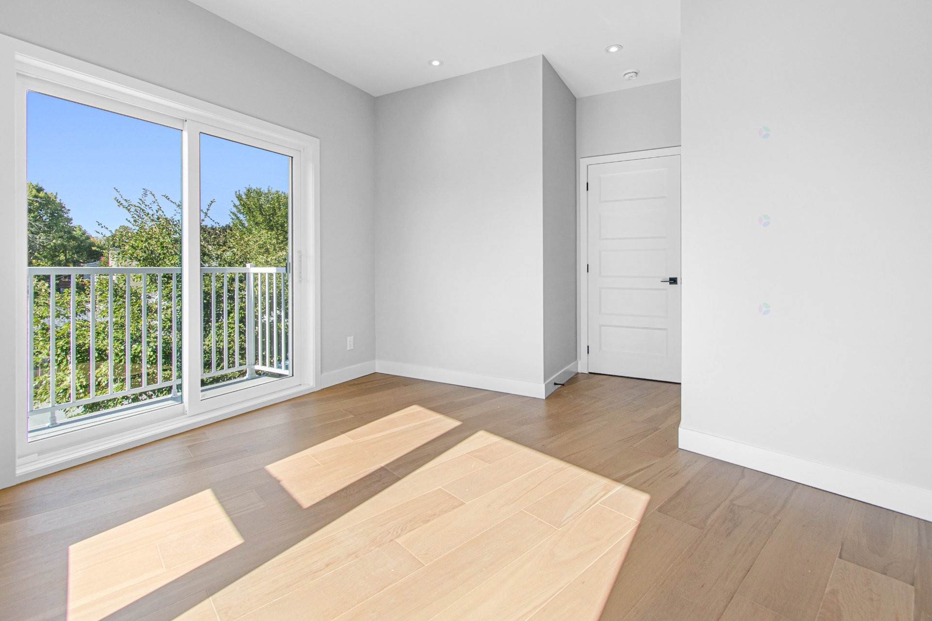 









696


79e Avenue

,
Laval (Chomedey),




QC
H7V3H9

