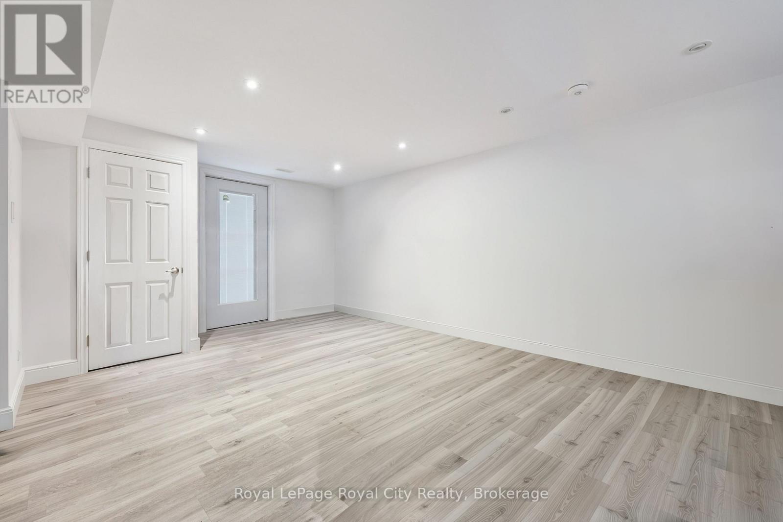 












77 LAUGHLAND LANE

,
Guelph (Pineridge/Westminster Woods),




Ontario
N1L0C6

