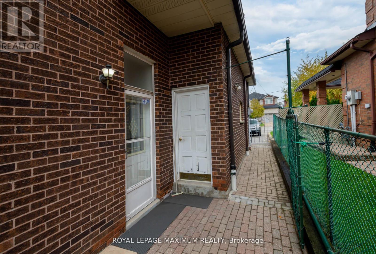 












119 GLEN LONG AVENUE

,
Toronto,




Ontario
M6B2M4

