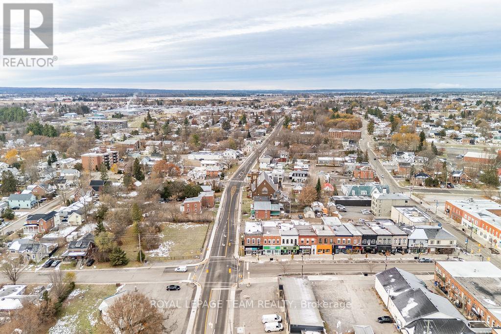












4 ELGIN STREET W

,
Arnprior,




Ontario
K7S1N3

