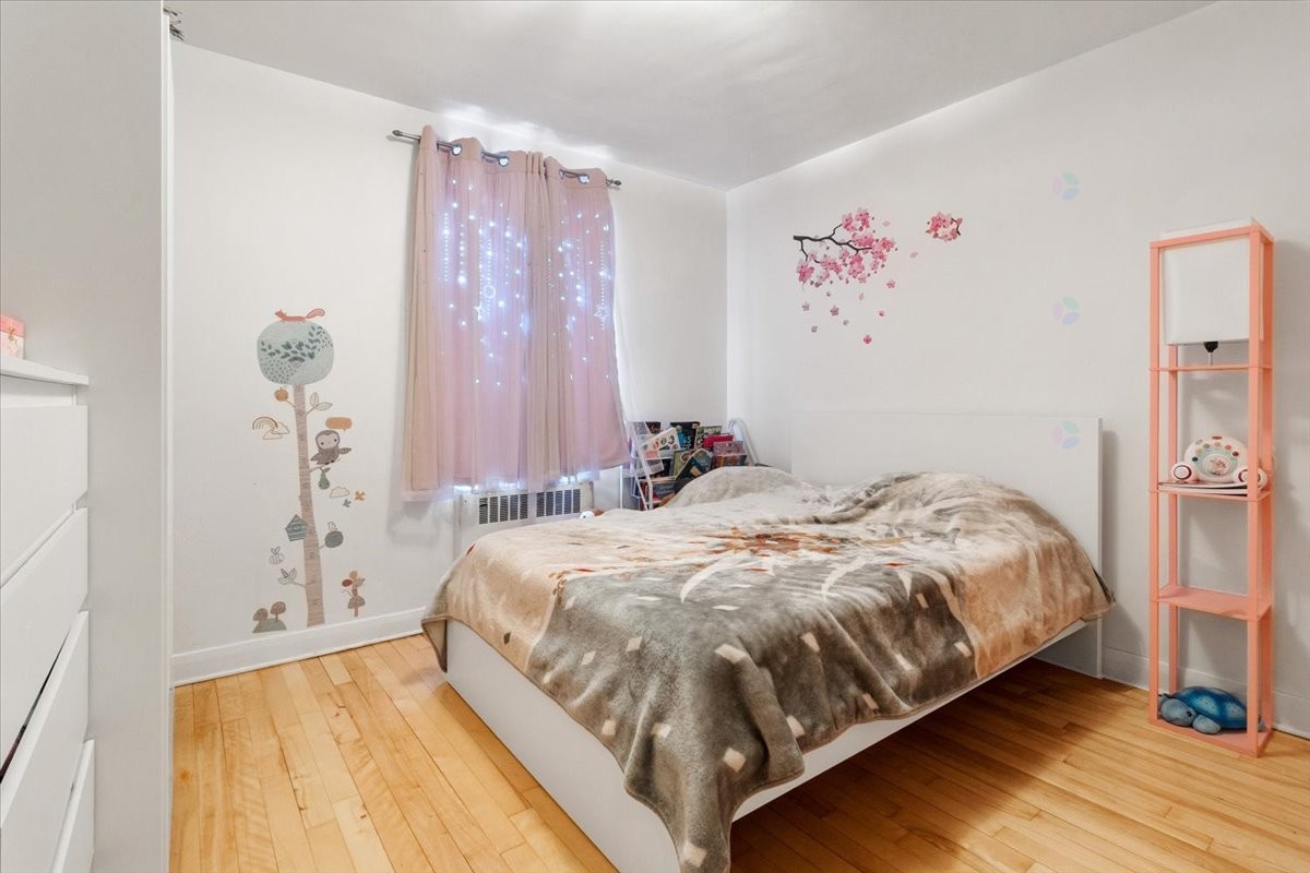 









2584


Rue Sauvé E.

,
Montréal (Ahuntsic-Cartierville),




QC
H2B1C3

