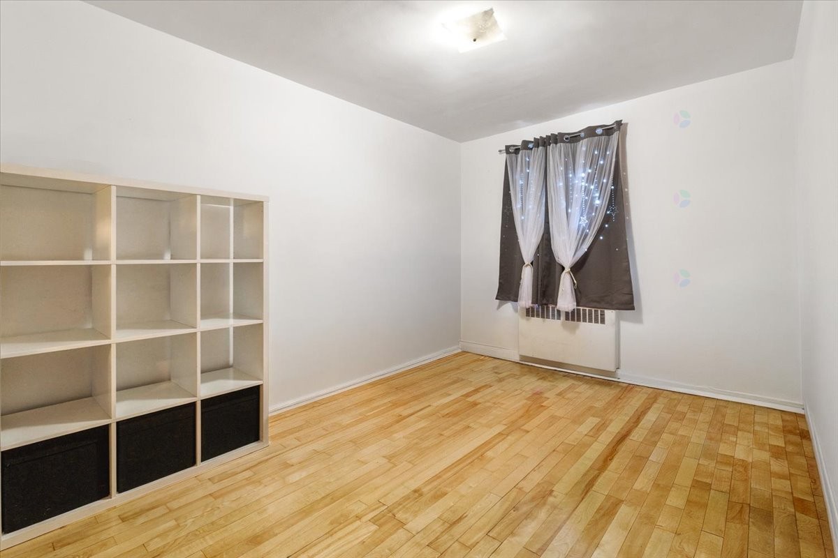 









2584


Rue Sauvé E.

,
Montréal (Ahuntsic-Cartierville),




QC
H2B1C3

