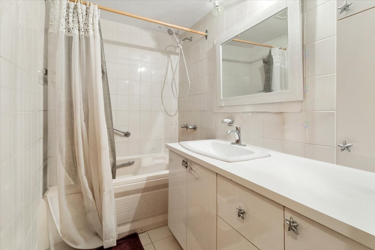 









2584


Rue Sauvé E.

,
Montréal (Ahuntsic-Cartierville),




QC
H2B1C3

