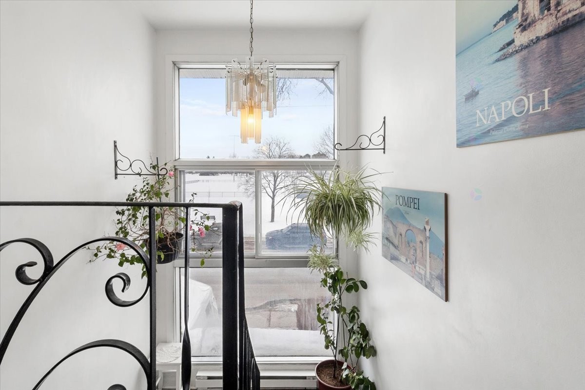 









2584


Rue Sauvé E.

,
Montréal (Ahuntsic-Cartierville),




QC
H2B1C3

