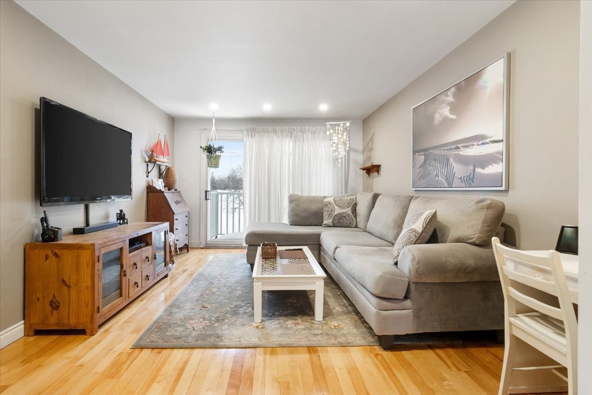 









2584


Rue Sauvé E.

,
Montréal (Ahuntsic-Cartierville),




QC
H2B1C3

