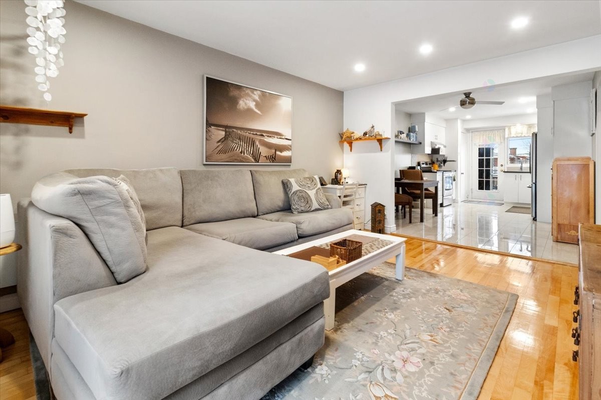 









2584


Rue Sauvé E.

,
Montréal (Ahuntsic-Cartierville),




QC
H2B1C3

