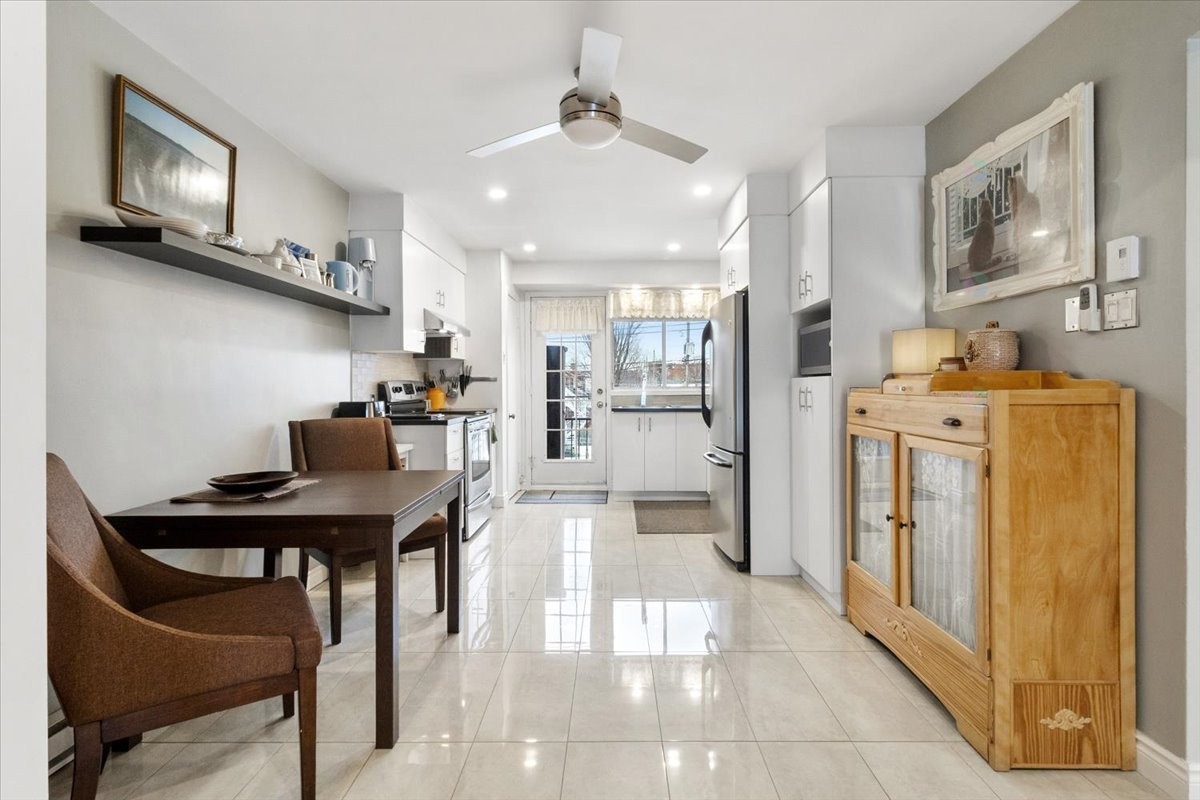 









2584


Rue Sauvé E.

,
Montréal (Ahuntsic-Cartierville),




QC
H2B1C3

