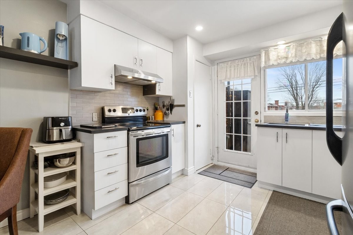 









2584


Rue Sauvé E.

,
Montréal (Ahuntsic-Cartierville),




QC
H2B1C3

