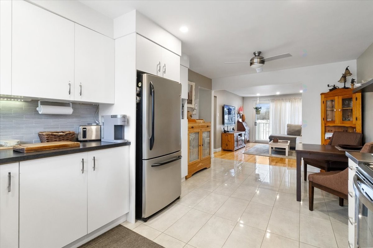 









2584


Rue Sauvé E.

,
Montréal (Ahuntsic-Cartierville),




QC
H2B1C3

