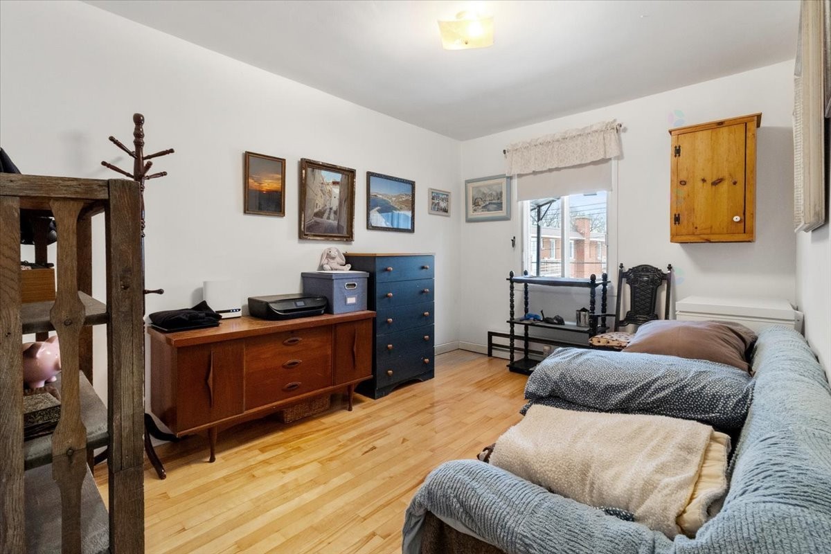 









2584


Rue Sauvé E.

,
Montréal (Ahuntsic-Cartierville),




QC
H2B1C3

