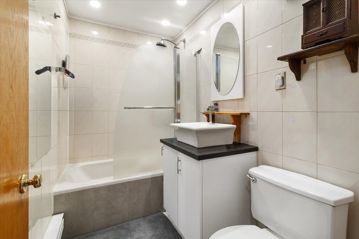 









2584


Rue Sauvé E.

,
Montréal (Ahuntsic-Cartierville),




QC
H2B1C3

