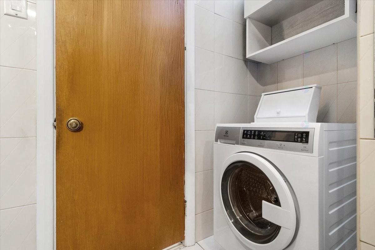 









2584


Rue Sauvé E.

,
Montréal (Ahuntsic-Cartierville),




QC
H2B1C3

