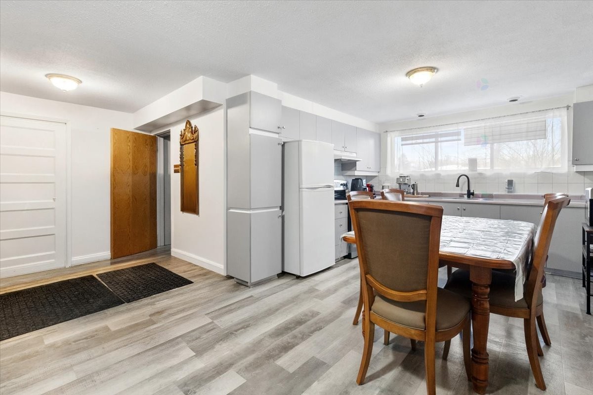 









2584


Rue Sauvé E.

,
Montréal (Ahuntsic-Cartierville),




QC
H2B1C3

