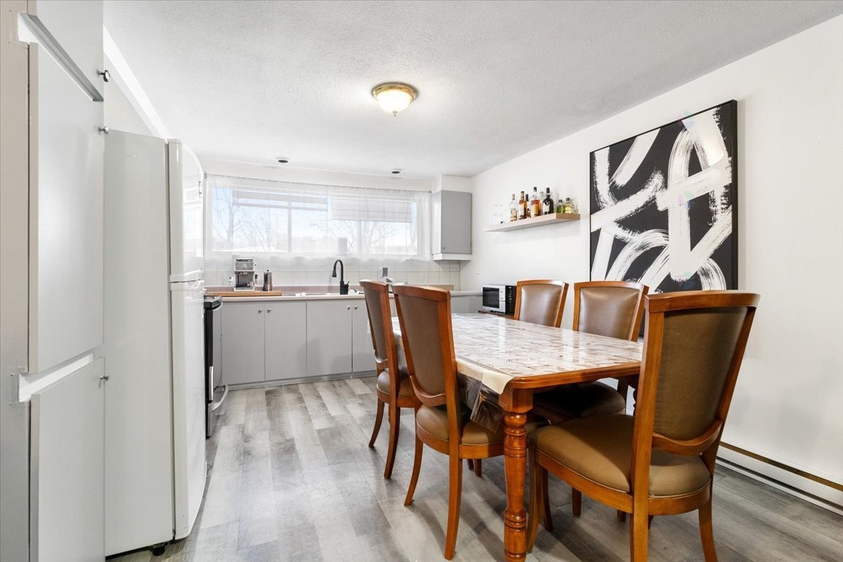 









2584


Rue Sauvé E.

,
Montréal (Ahuntsic-Cartierville),




QC
H2B1C3

