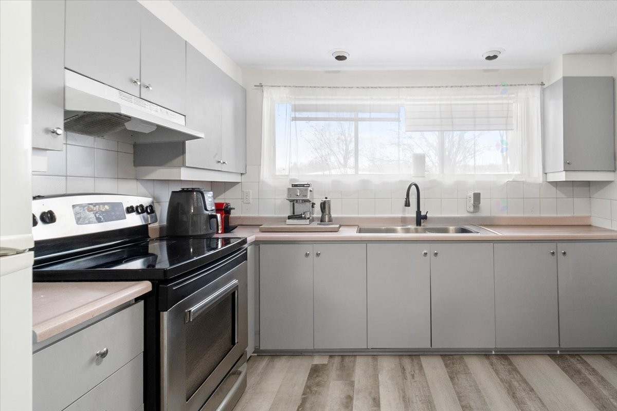 









2584


Rue Sauvé E.

,
Montréal (Ahuntsic-Cartierville),




QC
H2B1C3

