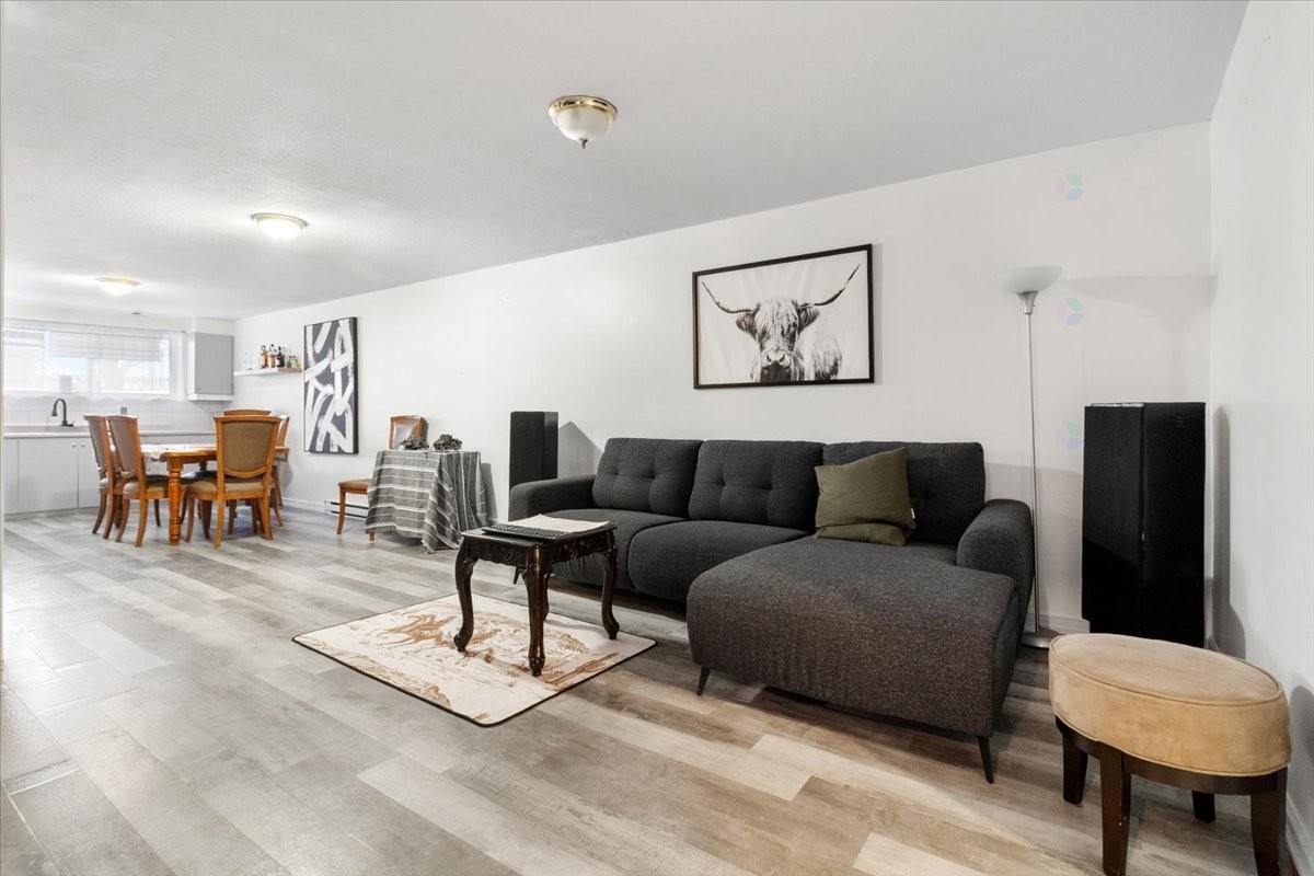 









2584


Rue Sauvé E.

,
Montréal (Ahuntsic-Cartierville),




QC
H2B1C3

