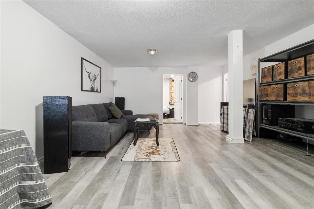 









2584


Rue Sauvé E.

,
Montréal (Ahuntsic-Cartierville),




QC
H2B1C3

