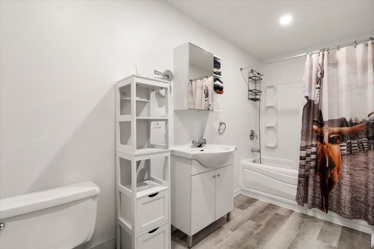 









2584


Rue Sauvé E.

,
Montréal (Ahuntsic-Cartierville),




QC
H2B1C3

