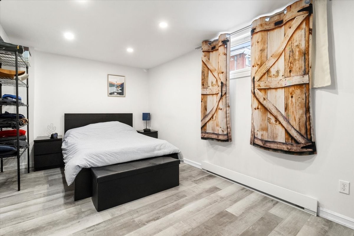 









2584


Rue Sauvé E.

,
Montréal (Ahuntsic-Cartierville),




QC
H2B1C3

