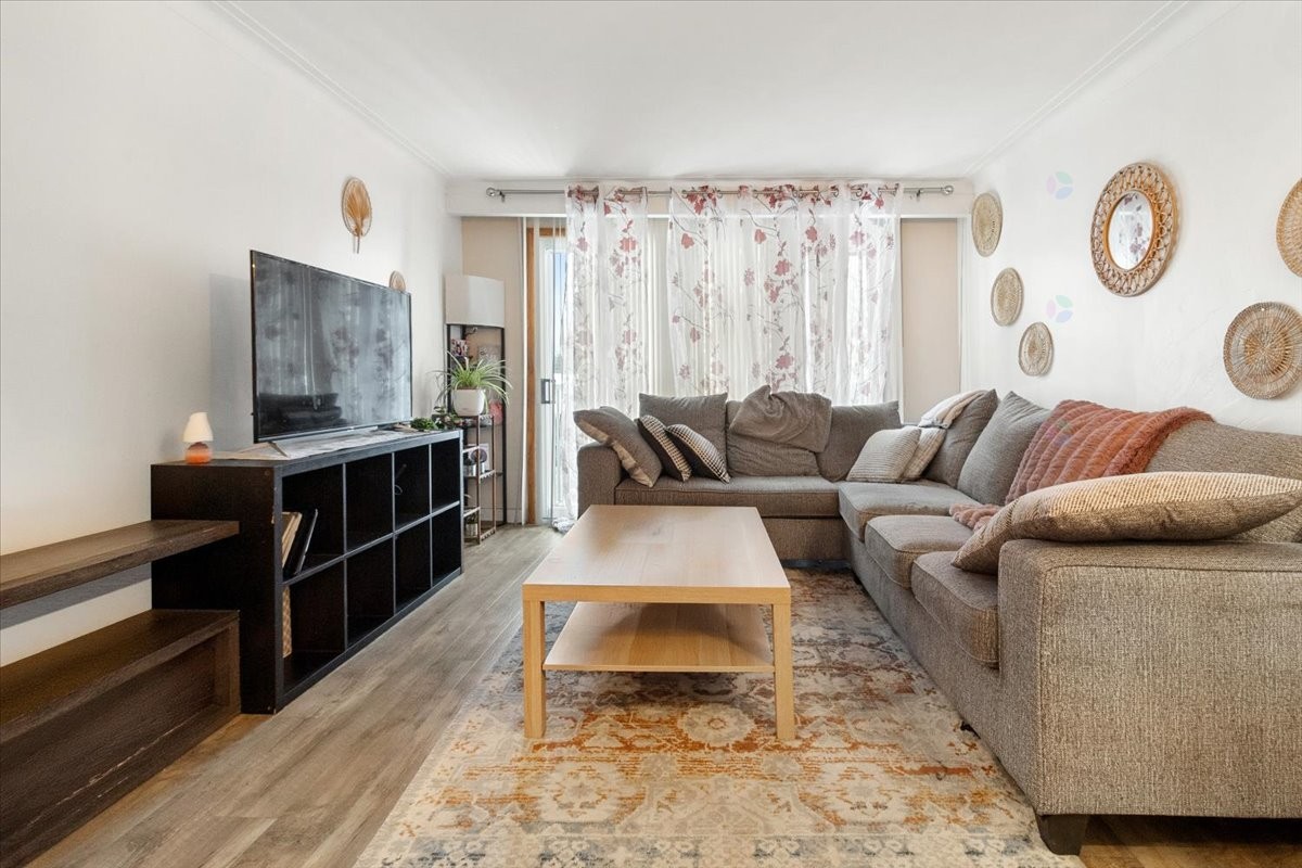 









2584


Rue Sauvé E.

,
Montréal (Ahuntsic-Cartierville),




QC
H2B1C3

