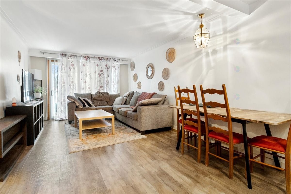 









2584


Rue Sauvé E.

,
Montréal (Ahuntsic-Cartierville),




QC
H2B1C3

